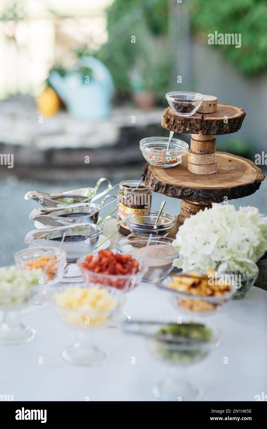 Una mesa con dulces al aire libre decorada con detalles de madera  Fotografía de stock - Alamy