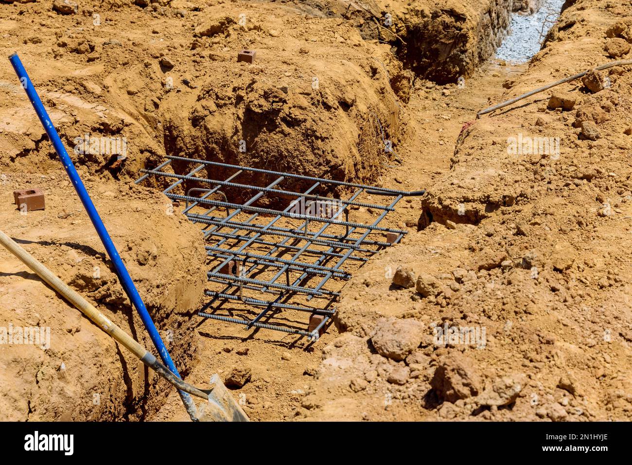 Construcción de cimientos de tiras de cemento de preparación de zanjas