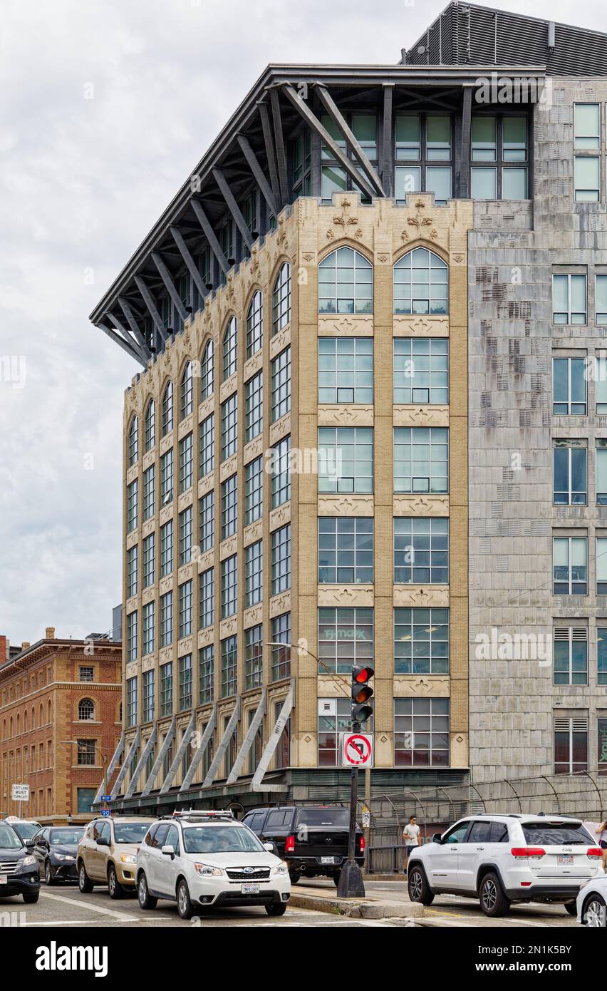 Boston Back Bay: 360 Newbury Street, construido como oficinas en 1919, fue renovado y ampliado en 1986 y 2004; ahora tiene seis pisos de apartamentos. Foto de stock
