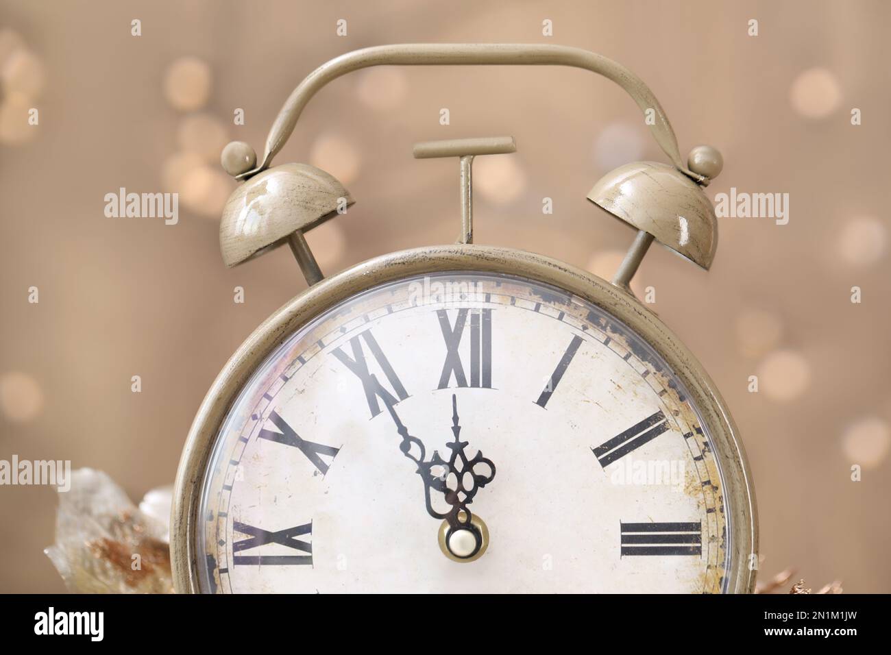 Reloj despertador vintage contra luces borrosas de Navidad, primer plano. Cuenta  atrás de Año Nuevo Fotografía de stock - Alamy