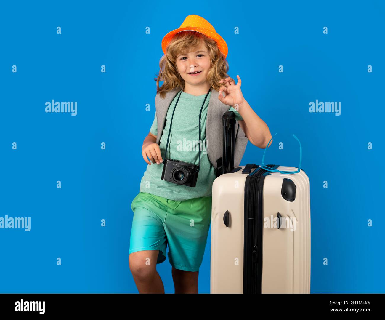 Turista infantil con bolsa de viaje de viaje. Niño con maleta en estudio de  fondo aislado Fotografía de stock - Alamy