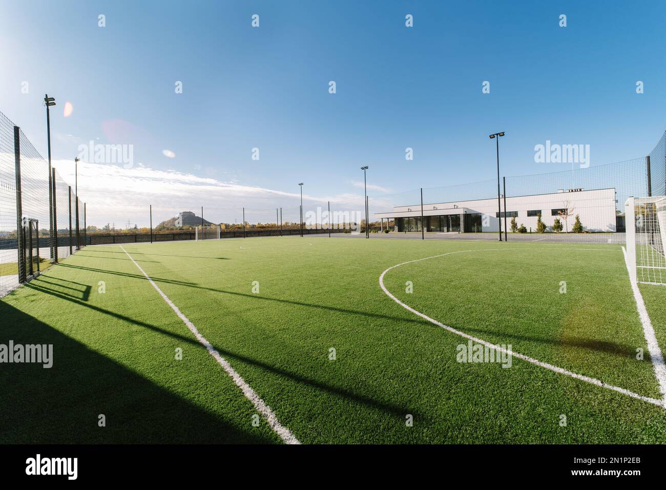 Campo de fútbol y estadio. La mañana antes del partido. Amplio ángel, vista  general del campo Fotografía de stock - Alamy