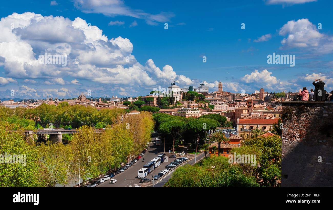Turismo en Roma. Turistas y visitantes tomando fotos desde la terraza panorámica de Aventine Hill Foto de stock