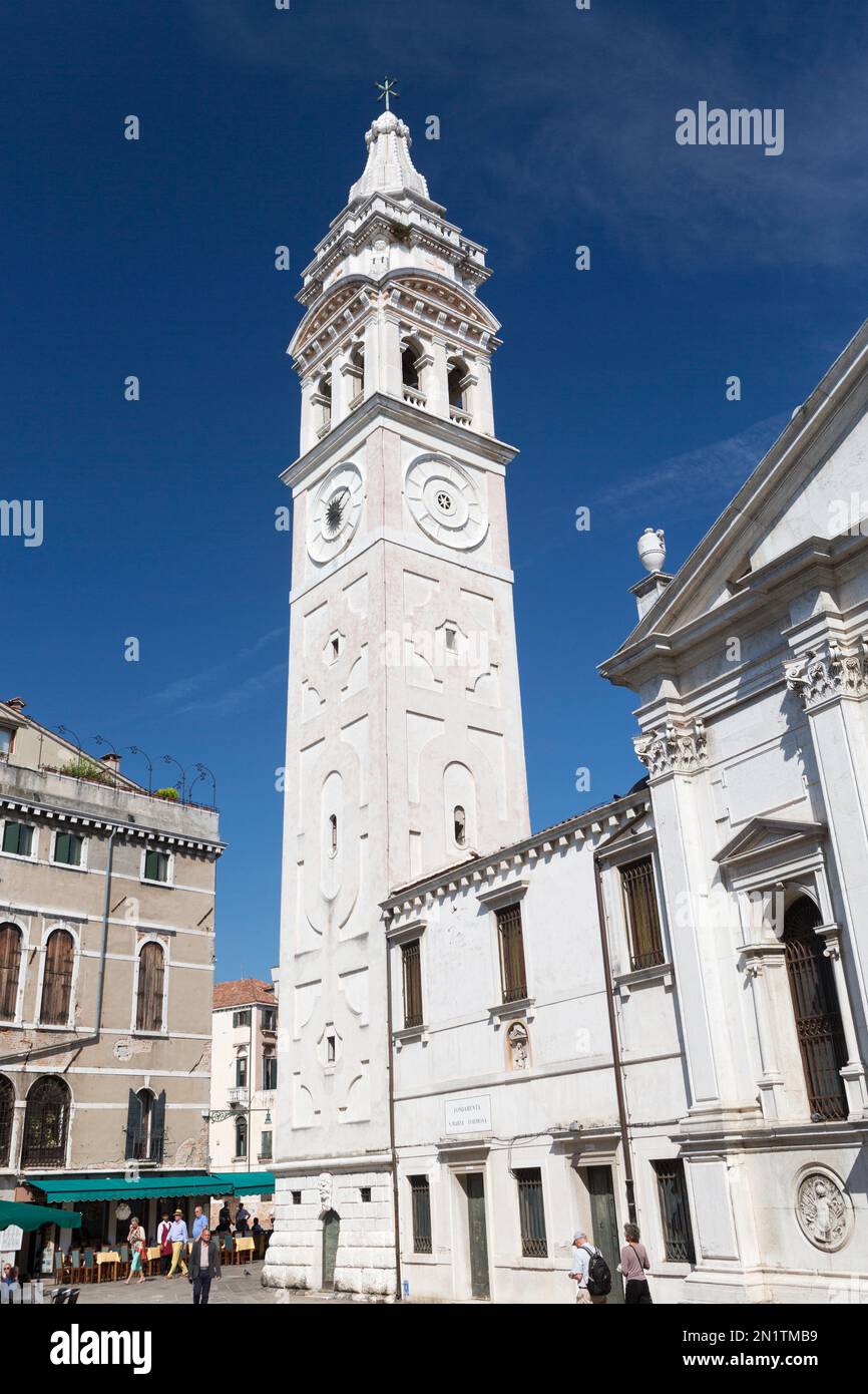 Italia, Venecia, la iglesia de Santa Maria Formosa y la torre de la iglesia del Oratorio Santa Maria della Salute. Foto de stock