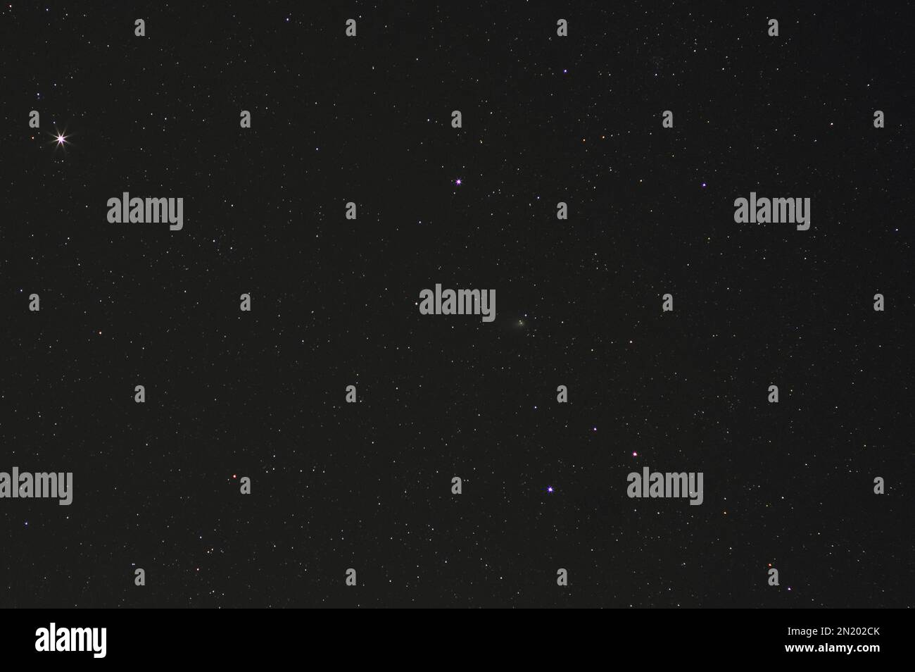 Londres, Reino Unido. 6 de febrero de 2023. El cometa C/2022, E3 (ZTF) aparece como un débil objeto borroso (hacia el centro de la imagen) en la constelación de Auriga con la estrella Capella en la parte superior izquierda del encuadre, vista desde Londres. Crédito: Malcolm Park/Alamy Foto de stock
