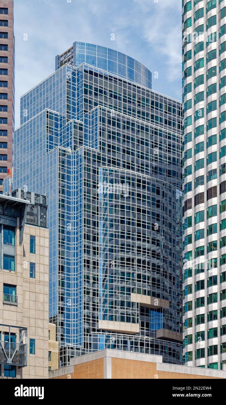 Distrito financiero de Boston: 100 High Street refleja todo a su alrededor en la rejilla de vidrio blanco metal sobre negro. Foto de stock