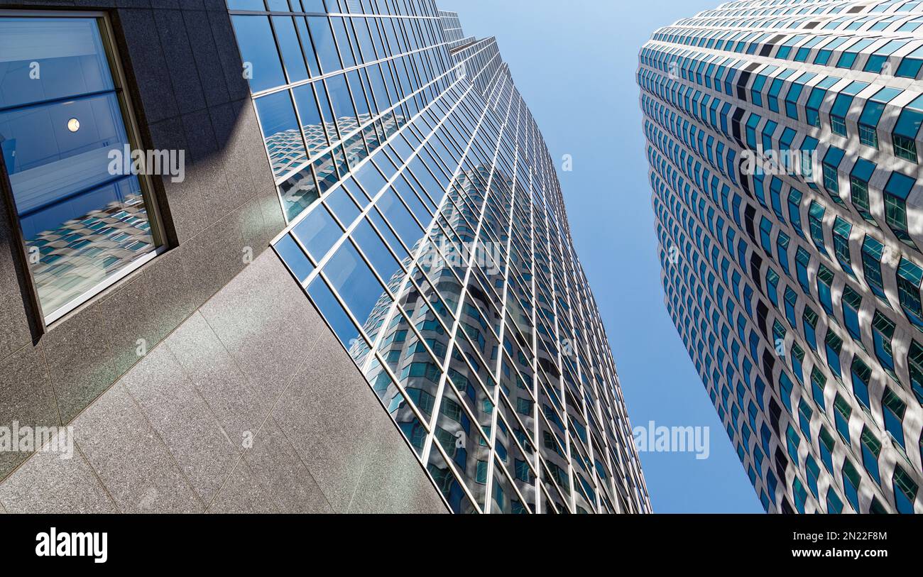 Distrito financiero de Boston: 100 High Street (izquierda) refleja todo a su alrededor en la cruda rejilla de vidrio blanco metal sobre negro. Foto de stock