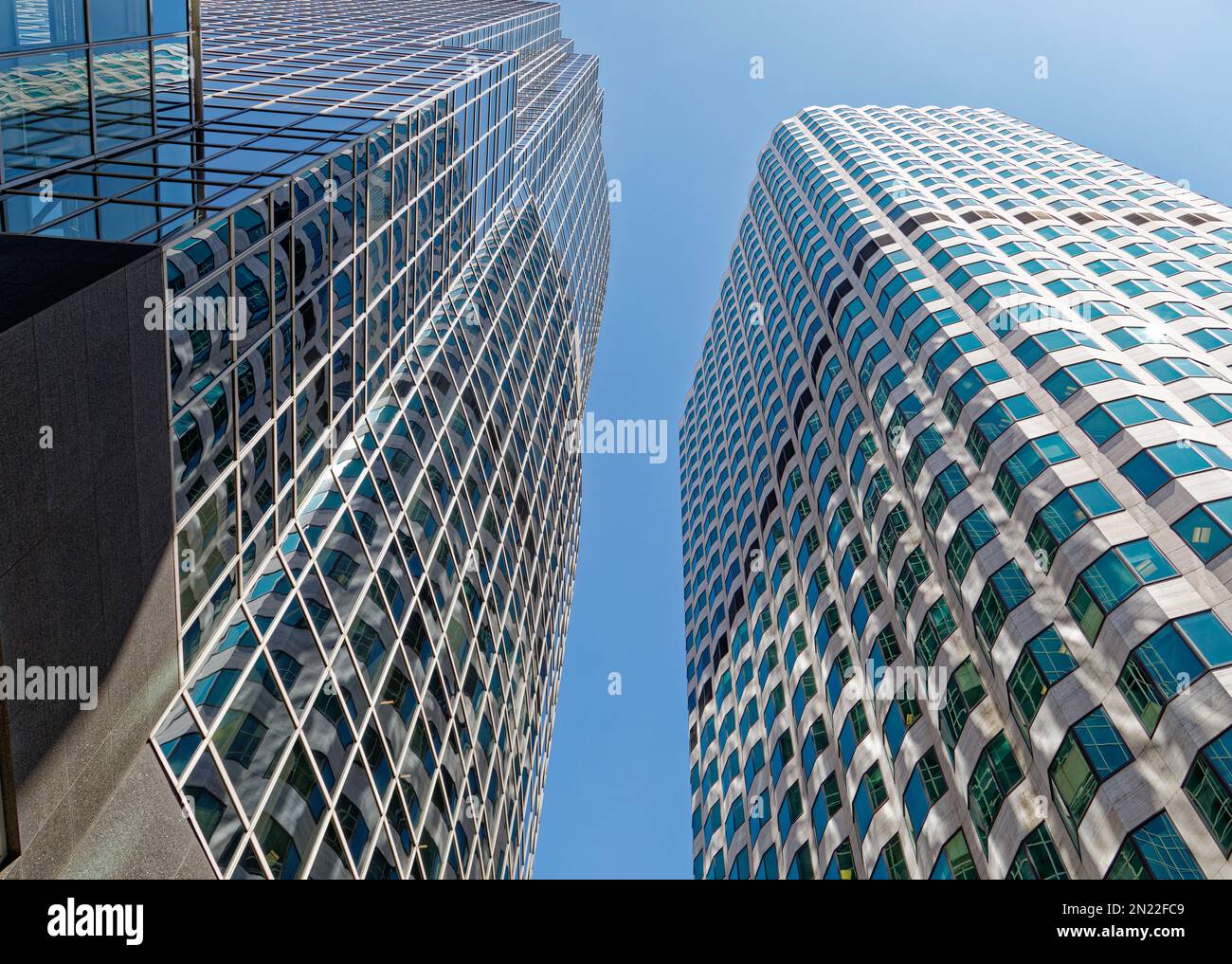 Distrito financiero de Boston: 100 High Street (izquierda) refleja todo a su alrededor en la cruda rejilla de vidrio blanco metal sobre negro. Foto de stock