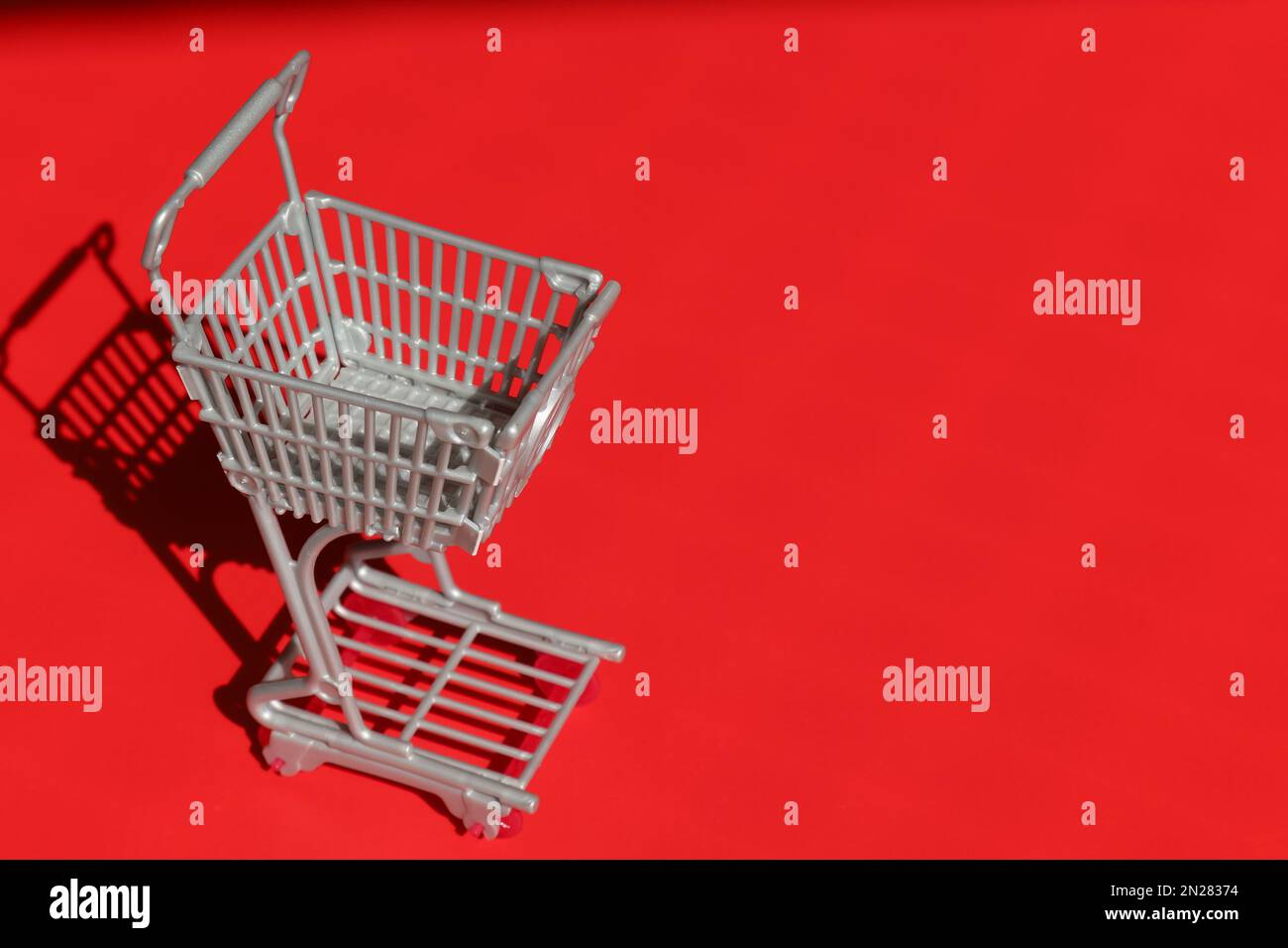 Carro de compras grande fotografías e imágenes de alta resolución - Alamy