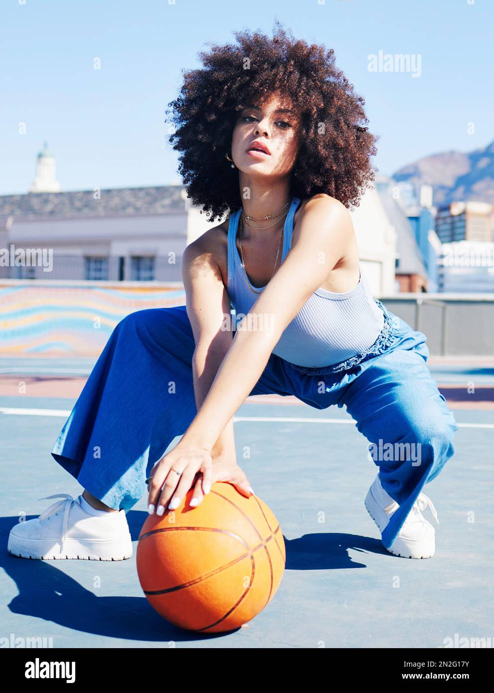 Retrato, moda y baloncesto con una mujer negra al aire libre en