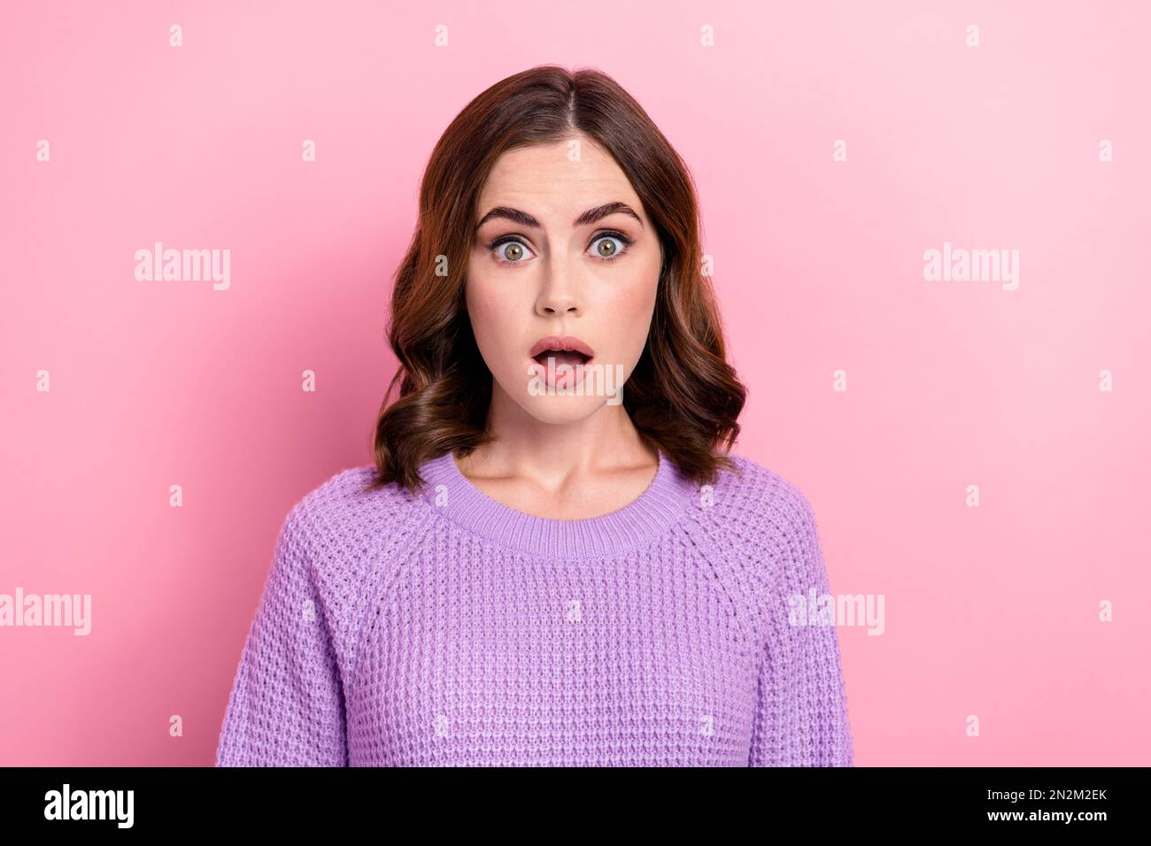 Foto de mujer linda emocionada sin palabras con peinado ondulado suéter de  punto vestido mirando la boca abierta aislada en fondo de color rosa  Fotografía de stock - Alamy