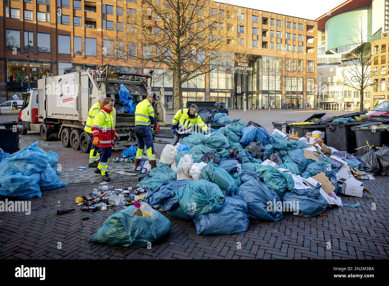 UTRECHT - Los recolectores de basura limpian en el centro, después de una  semana de acción por parte de los funcionarios municipales. La limpieza de  la ciudad en el municipio de Utrecht