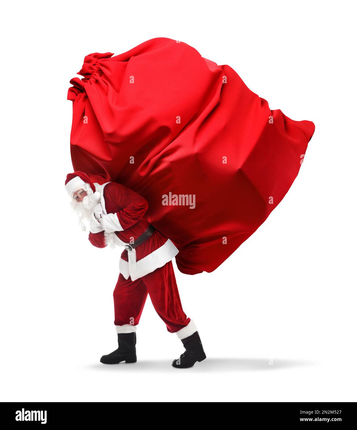 Santa Claus llevando una enorme bolsa roja llena de regalos de Navidad  sobre fondo blanco Fotografía de stock - Alamy