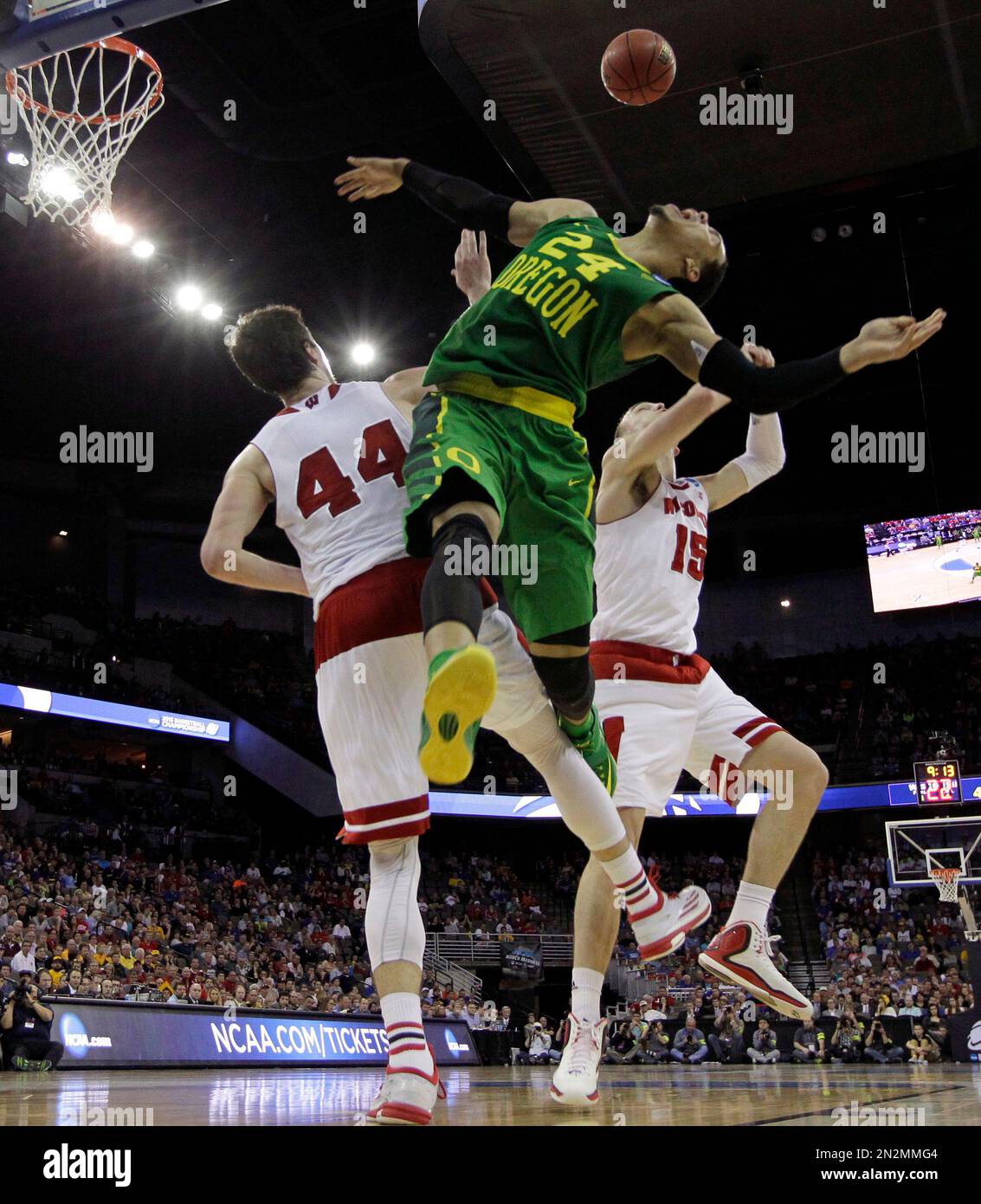 Oregon forward Dillon Brooks (24) fights for a rebound with Wisconsin's