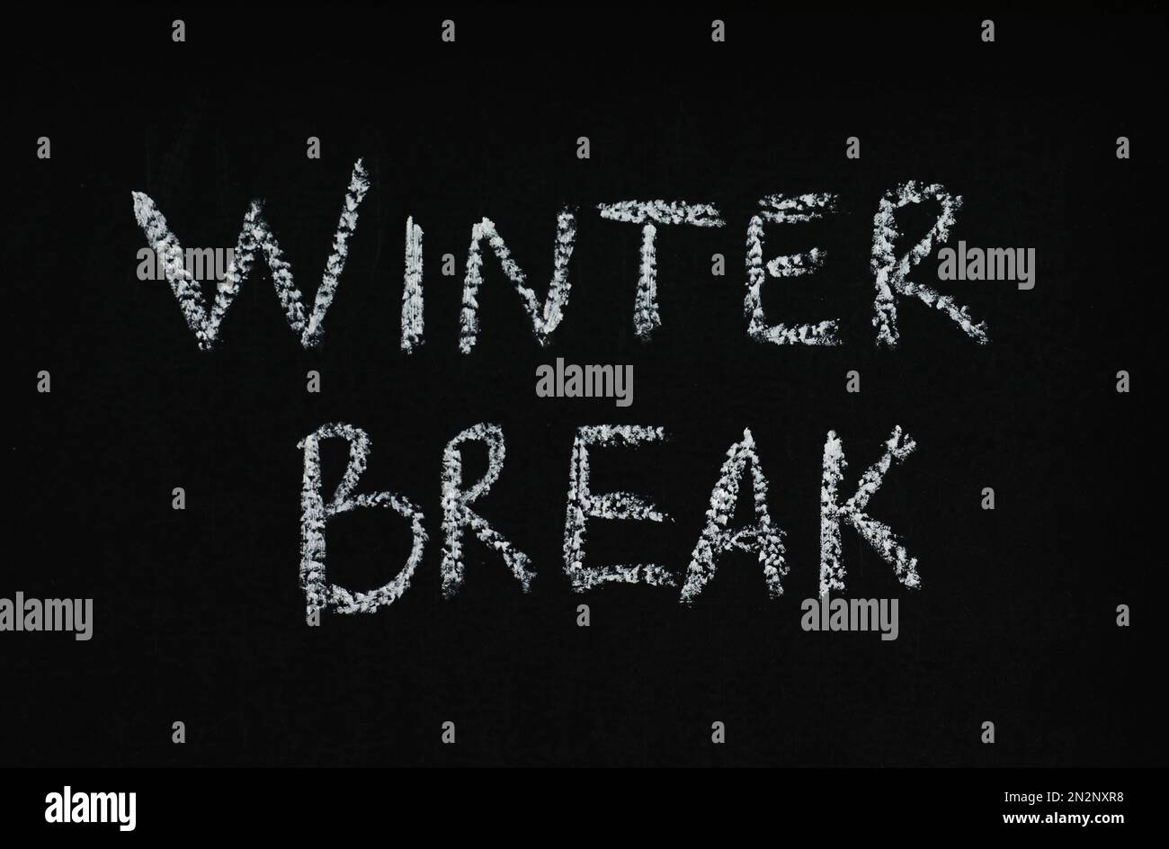 Frase Winter Break escrito en pizarra negra. Concepto de vacaciones Foto de stock