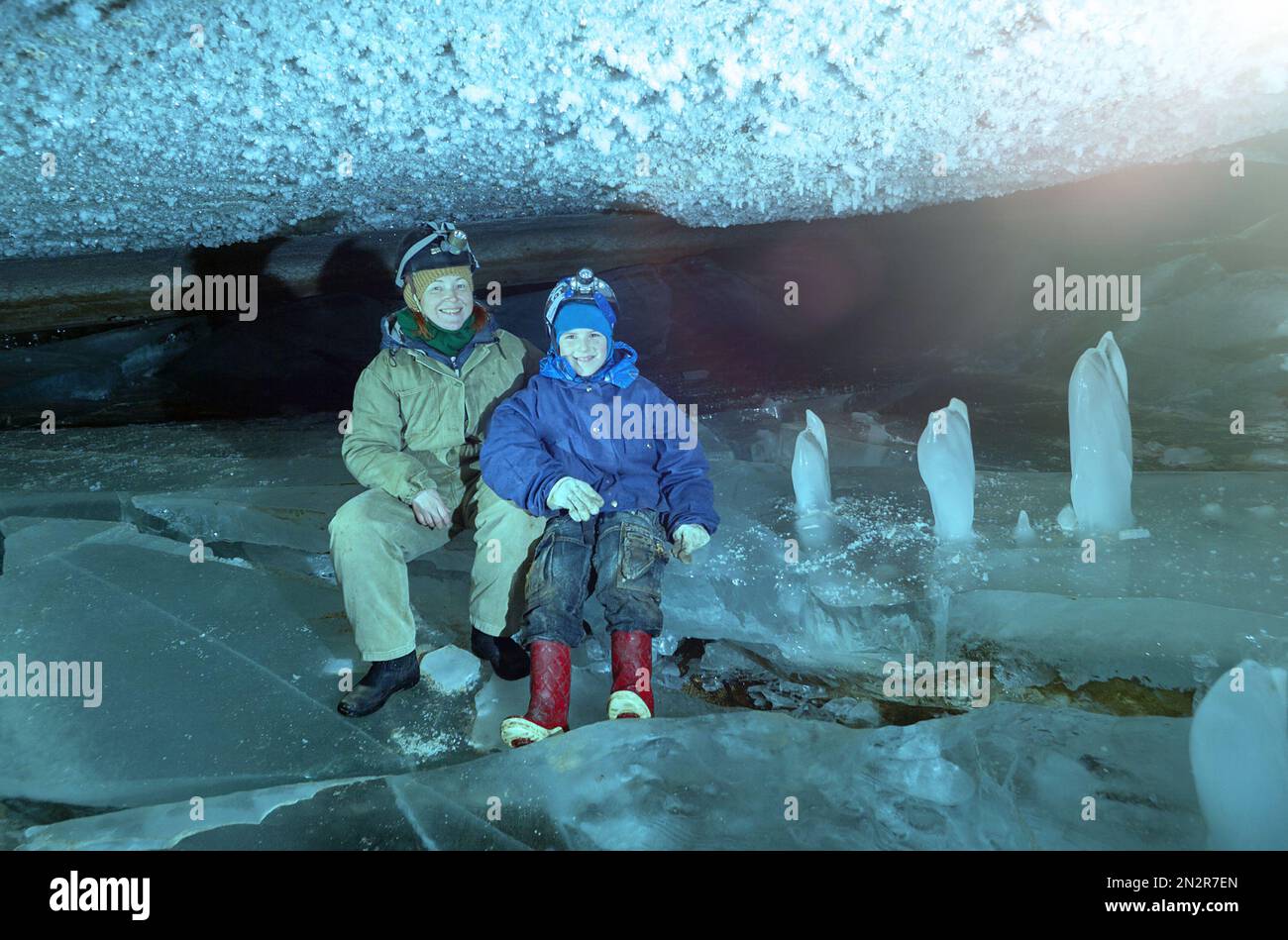 Espeleoturistas familiares. Cueva en la región de Pinega .Arhangelsk región Foto de stock