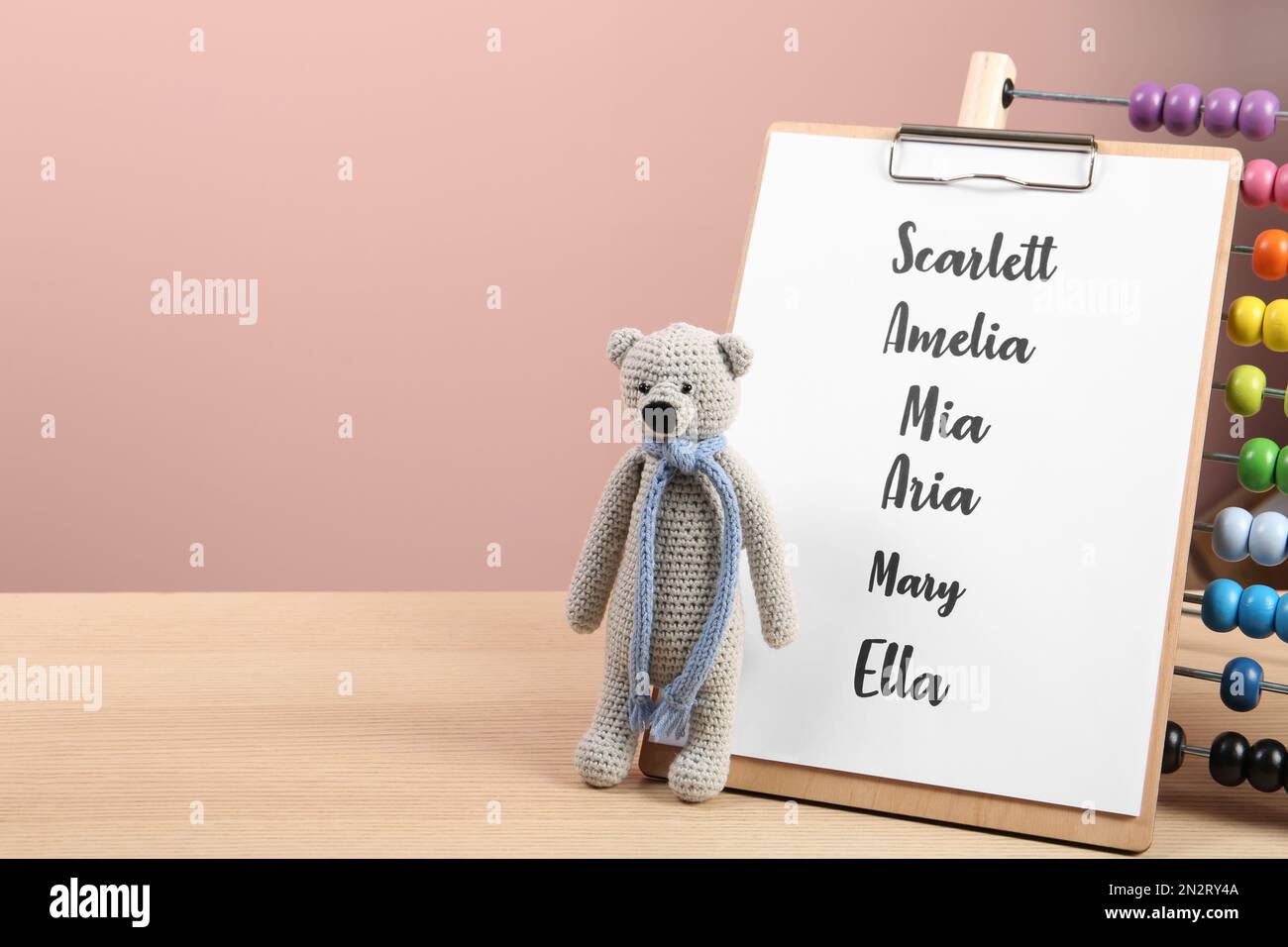 con lista de nombres de bebés y juguetes en la mesa de madera. Espacio texto Fotografía de stock - Alamy