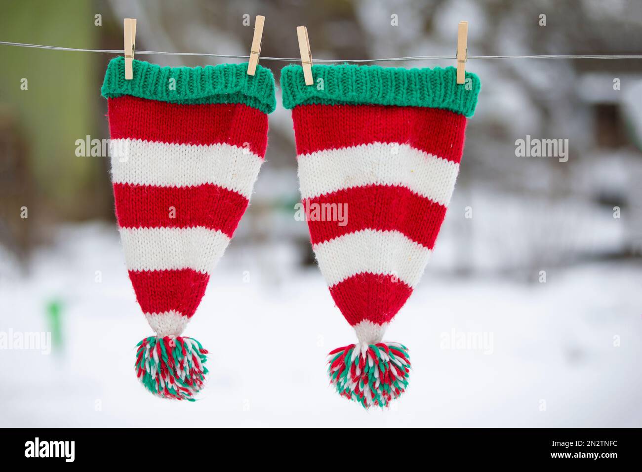 Los calzoncillos de las mujeres y el sombrero de Navidad de Santa se secan  en una cuerda Fotografía de stock - Alamy