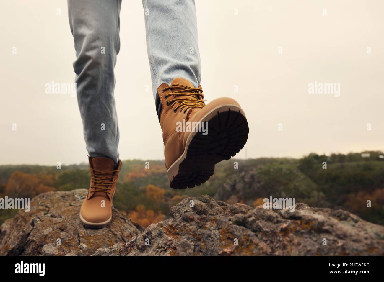 Zapatillas para hombre. Botas negras sobre fondo de madera. Primer plano  Fotografía de stock - Alamy