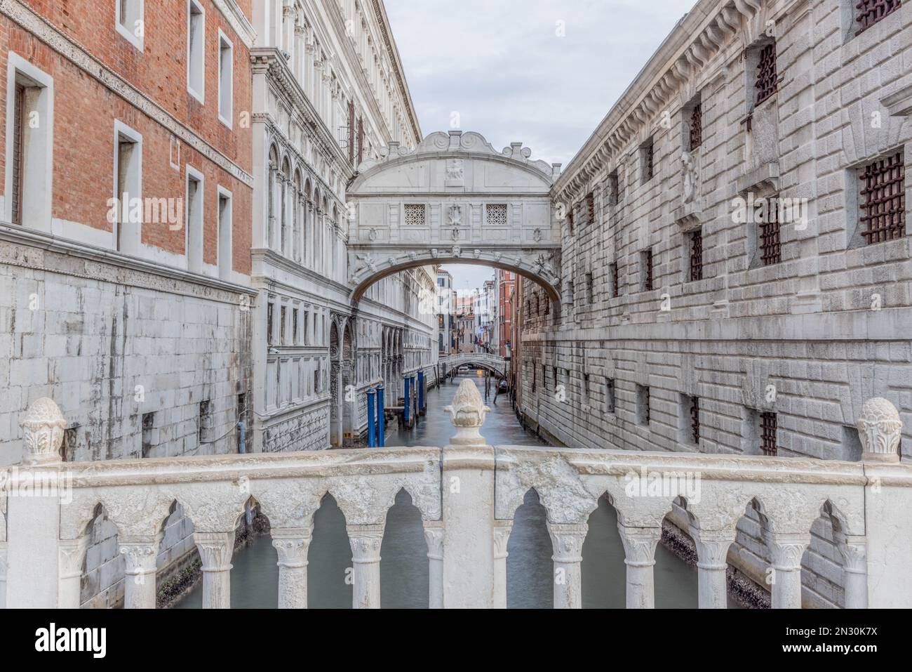 Venecia, Italia. Ciudad europea de Venecia, destino turístico famoso por los canales, góndolas e historia, puente de suspiros mirando sobre el canal Foto de stock