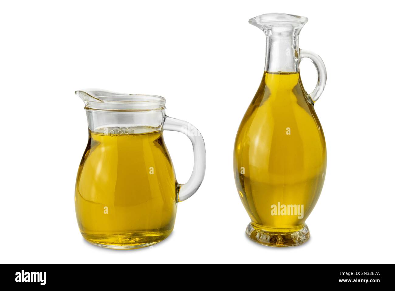 Aceite de oliva virgen extra en jarra de vidrio de 250 ml y en cruet de vidrio de estilo egipcio aislado en blanco con ruta de recorte Foto de stock