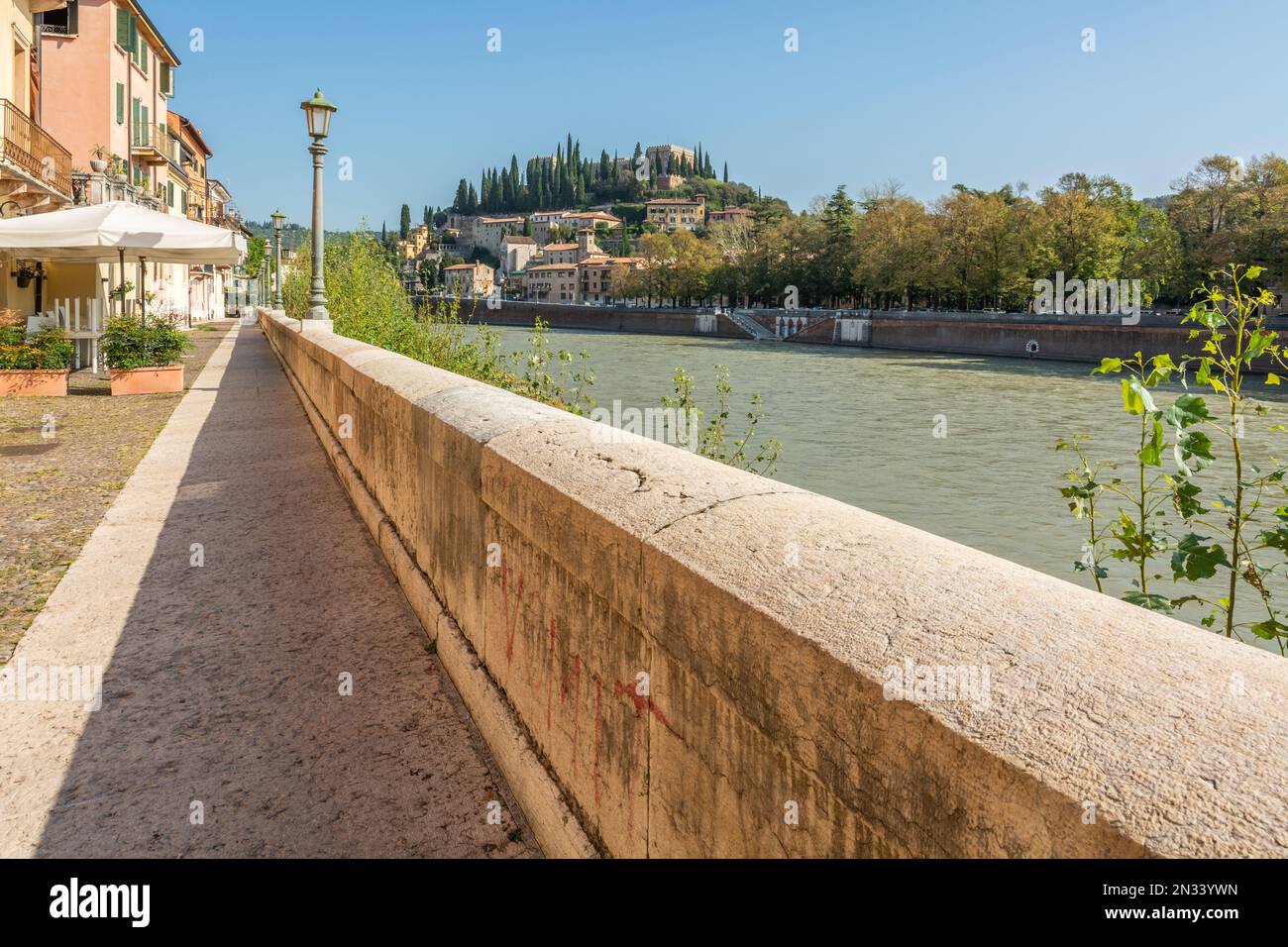 Vista de Castel San Pietro desde el paseo marítimo a lo largo del río Adige - Verona, región de Veneto en el norte de Italia Foto de stock