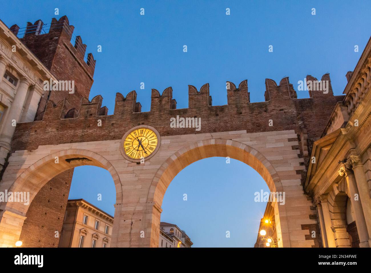 Entrada medieval de la ciudad histórica Verona - arcos de la puerta de la ciudad - región de Veneto en el norte de Italia, Europa Foto de stock