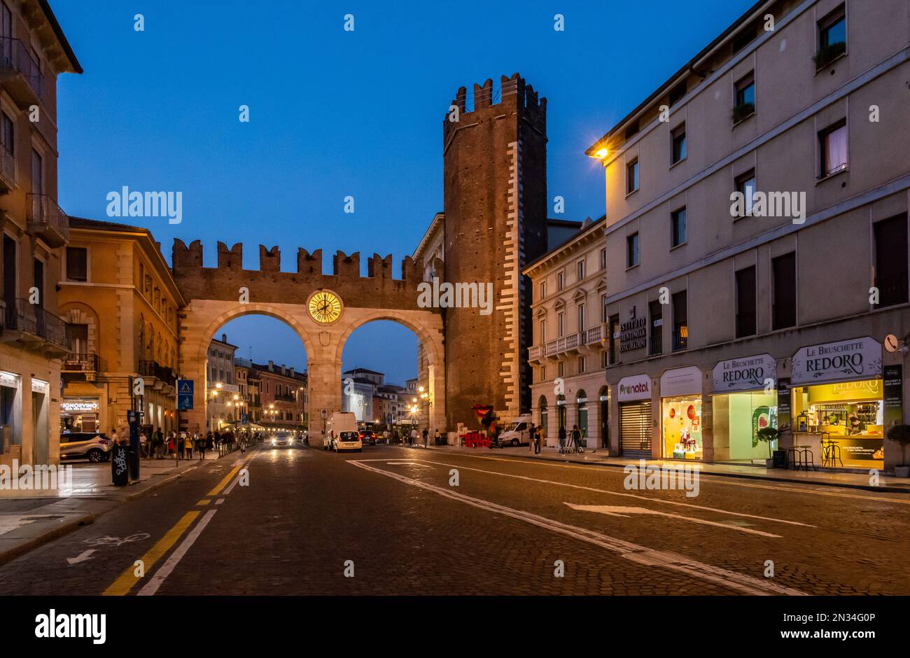 Entrada medieval de la ciudad histórica Verona - arcos de la puerta de la ciudad - región de Veneto en el norte de Italia, Europa - 9 de septiembre de 2021 Foto de stock
