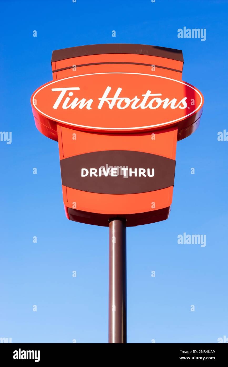 Tim hortons firma tim hortons reino unido signo contra un fondo de cielo azul claro Foto de stock