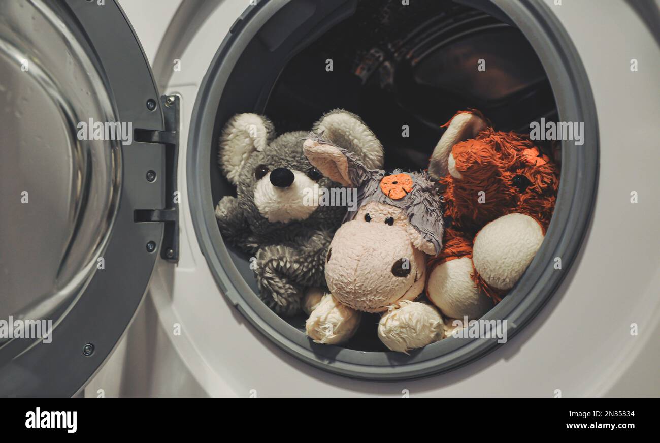 Juguetes para bebés en la lavadora. Peluche, juguetes esponjosos después de  lavar Fotografía de stock - Alamy