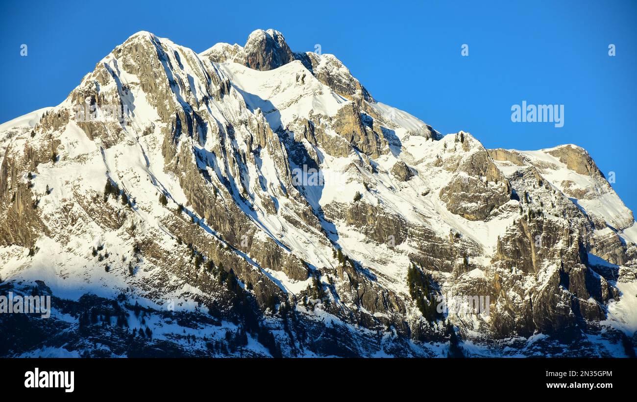 Picos montañosos rocosos, afilados y nevados vistos desde el glaciar Titlis. Suiza, Alpes Foto de stock