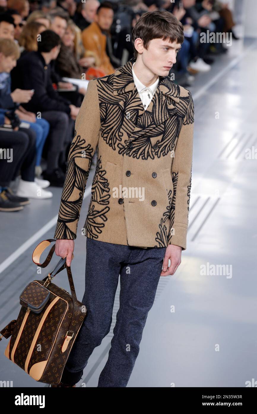 Un modelo lleva una creación para la colección de hombres Louis Vuitton  Otoño-Invierno 2012-2013 como parte de la Paris Fashion Week, Francia, 19 de  enero de 2012. Foto de Nicolas Briquet/ABACAPRESS.COM Fotografía
