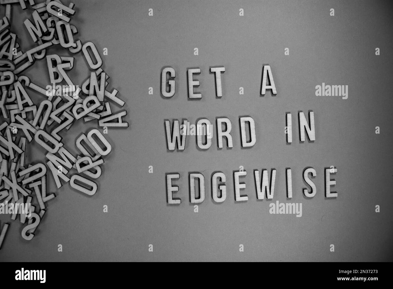 OBTENGA Una PALABRA EN BORDE en letras mayúsculas de madera en inglés