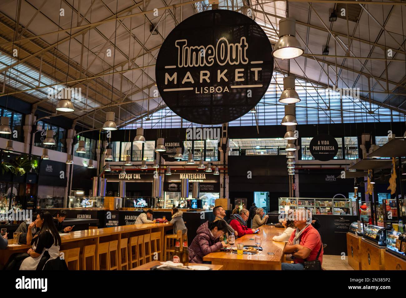 Time Out Market Lisboa, restaurante situado en el Mercado da Ribeira en Cais do Sodre en Lisboa, Portugal. Foto de stock
