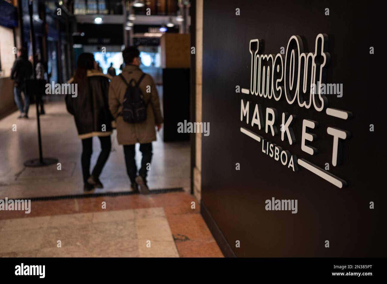 Time Out Market Lisboa, restaurante situado en el Mercado da Ribeira en Cais do Sodre en Lisboa, Portugal. Foto de stock