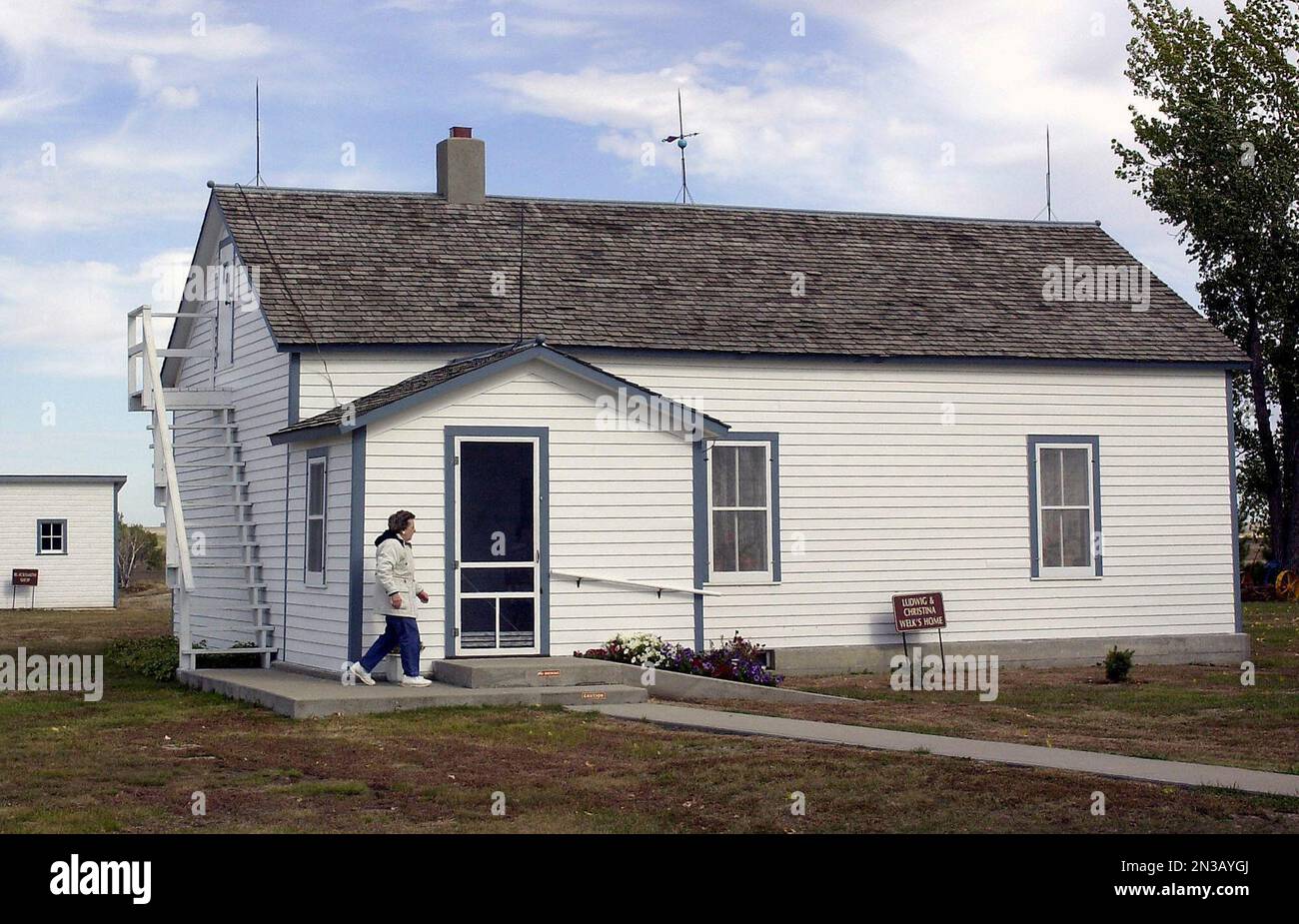FILE In this Oct. 10, 2002, file photo, Edna Schwab walks toward the