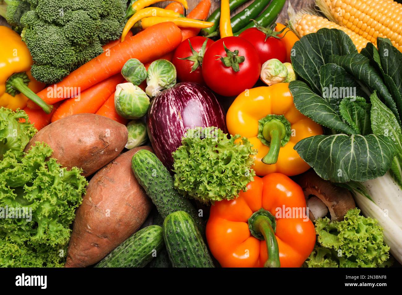 Diferentes verduras frescas como fondo, vista superior Fotografía