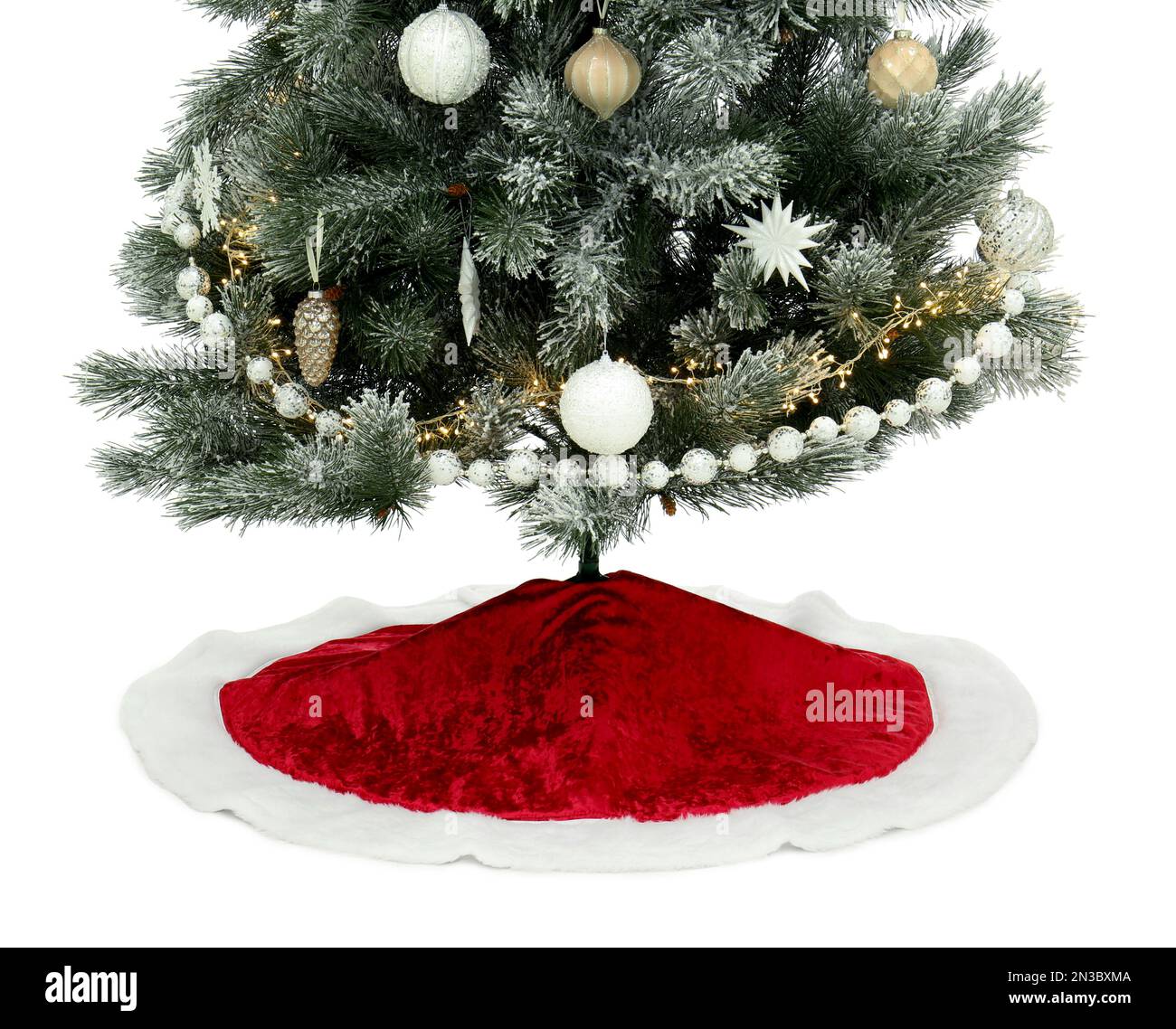 Árbol de Navidad decorado con roja sobre fondo blanco Fotografía - Alamy