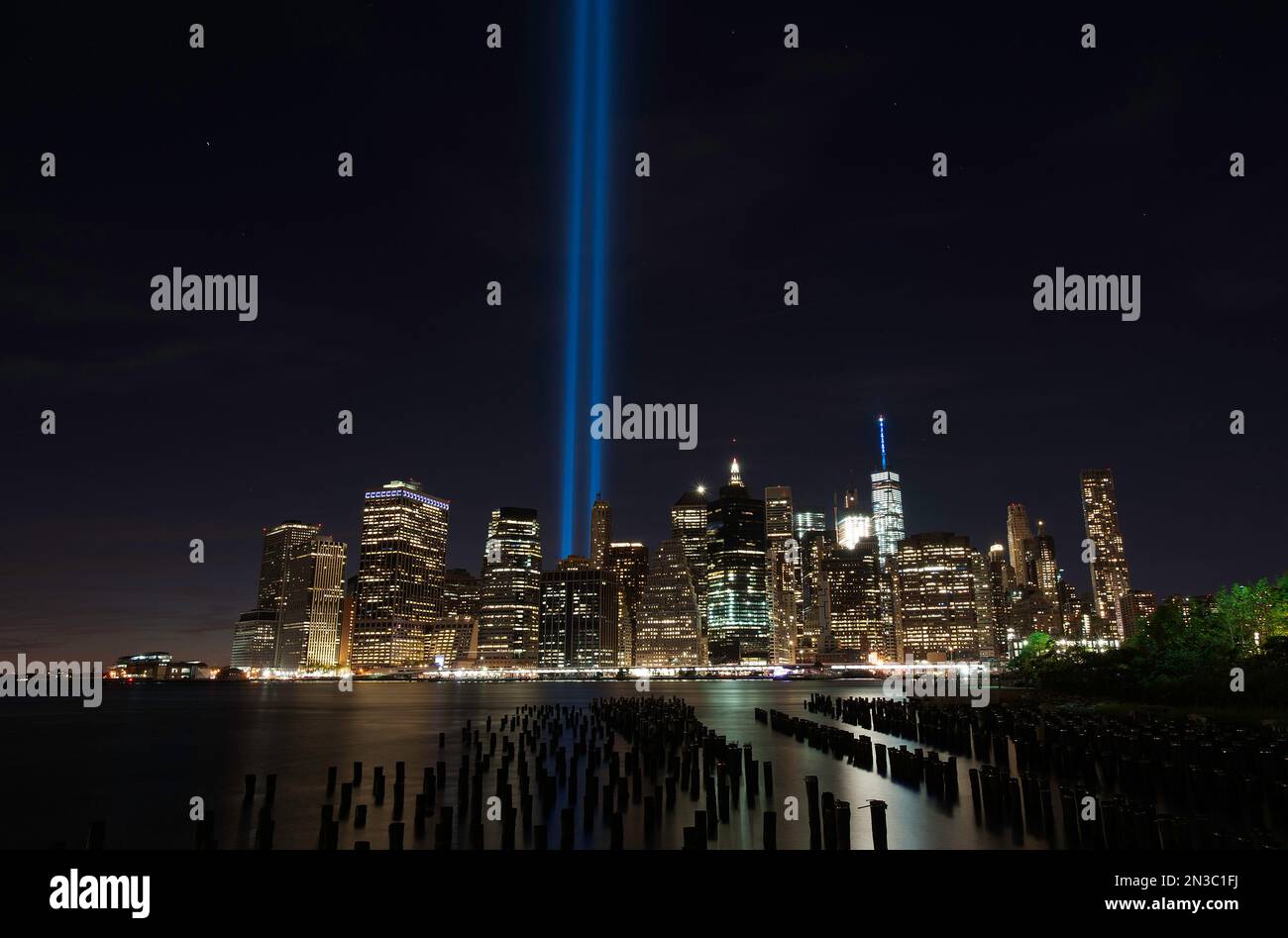Cada año el 9/11 de la Ciudad de Nueva York celebra a las víctimas de las Torres Gemelas encendiendo dos corrientes de luces azules. El homenaje en la luz. Foto de stock