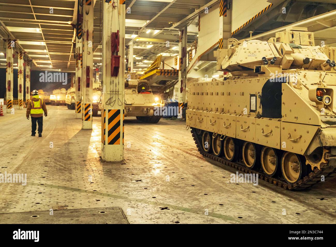 Charleston, Carolina del Sur, EE.UU. 25th de enero de 2023. Un convoy de  vehículos de combate Bradley se carga en el ARC Integrity el 25 de enero de  2023, en el muelle