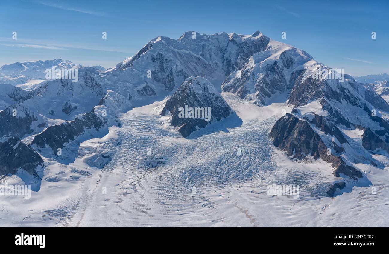 Foto aérea del Parque Nacional Kluane, con montañas cubiertas de nieve que componen el paisaje. El monte Vancouver se ve aquí Foto de stock