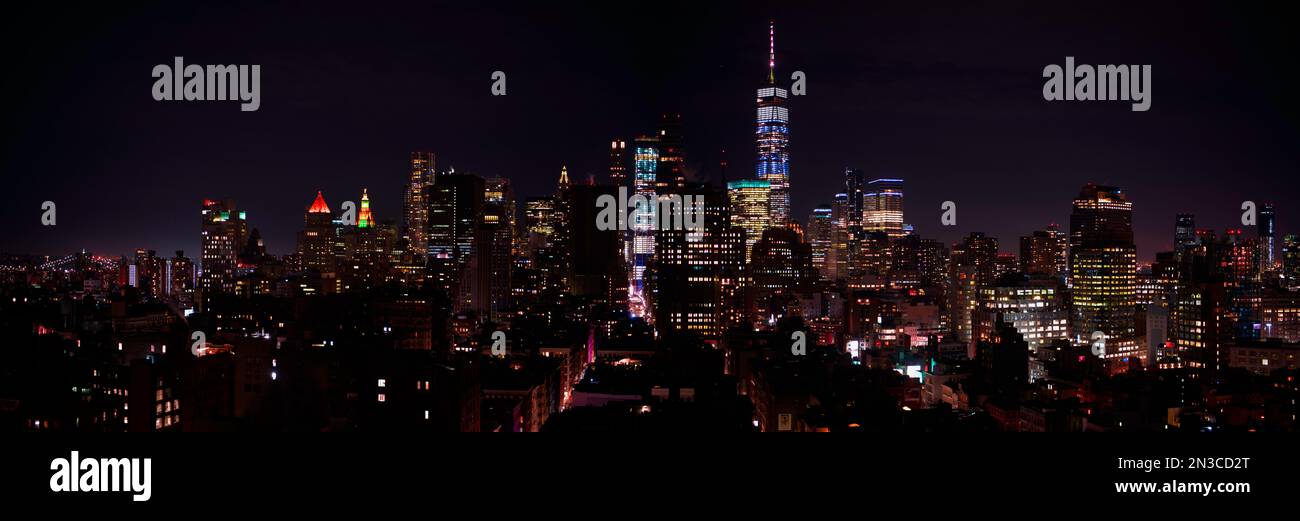 Una amplia fotografía del horizonte del centro de la ciudad de Nueva York por la noche. La foto tomada de las Torres de Plata en Houston Ave muestra la Torre de la Libertad. Foto de stock