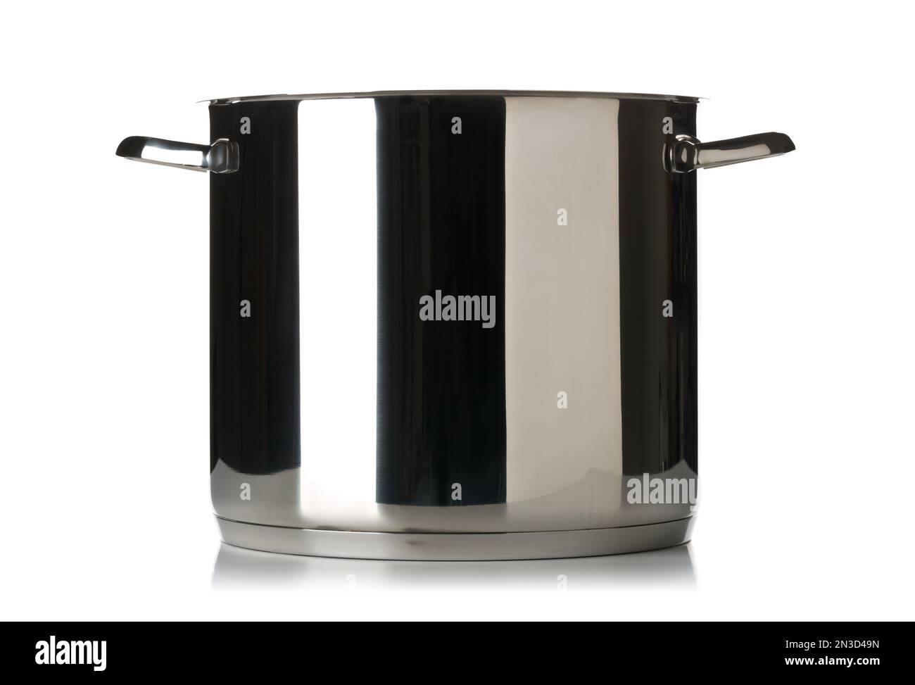 Gran olla de cocina de acero inoxidable vista lateral sobre fondo blanco Foto de stock
