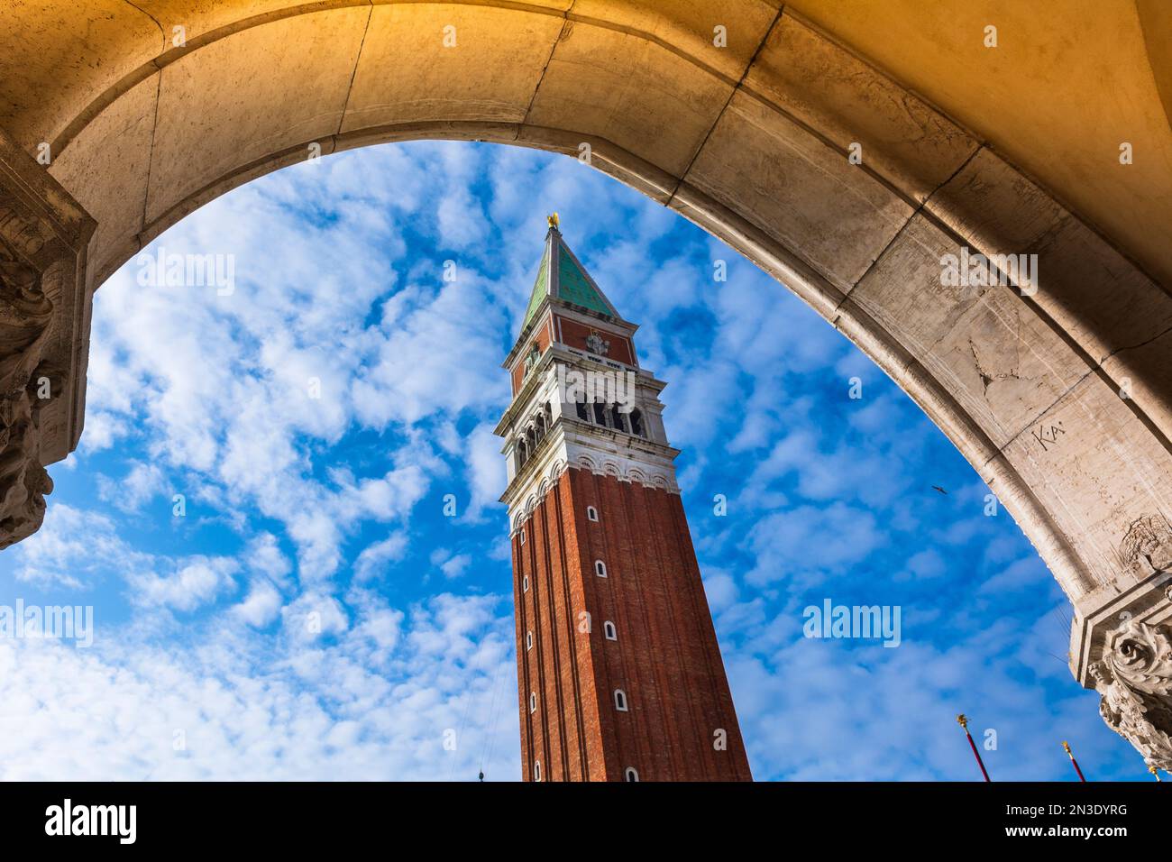 Vista del Campanile de San Marcos a través de un arco en Piazza San Marco en Veneto; Venecia, Italia Foto de stock