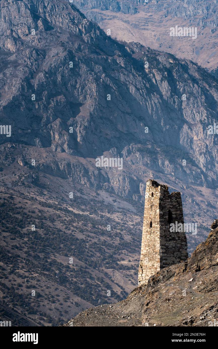 Torres de silencio en la ladera de la montaña en Ingushetia, contra el telón de fondo de la montaña; República de Ingushetia, Rusia Foto de stock