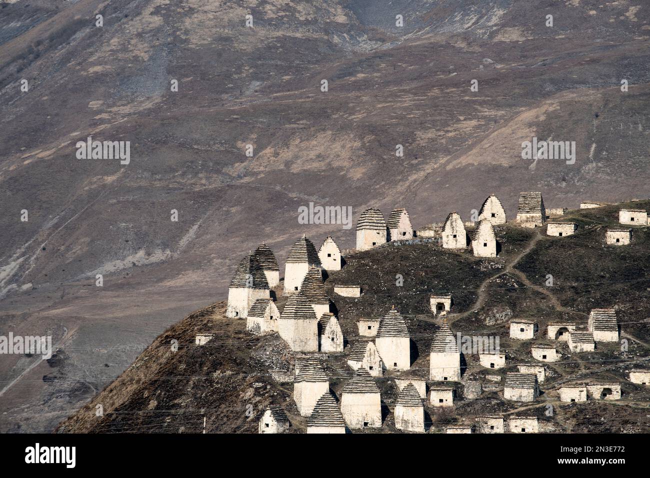 Pueblo abandonado con refugios tradicionales cónicos techados en la ladera de la montaña en Ingushetia; República de Ingushetia, Rusia Foto de stock