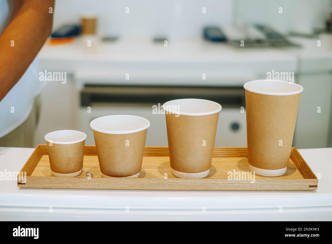 Solución de café ecológica: Cuatro tamaños de tazas de café desechables en  una bandeja de madera. Perfecto para llevar, las tazas están hechas de  cartón y espuma, s Fotografía de stock -