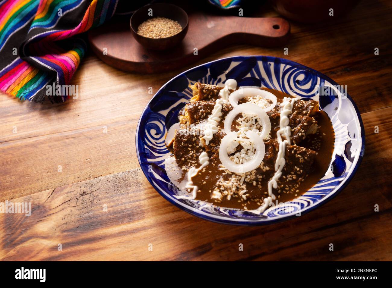 Enmoladas de pollo. También conocidas como mole poblano enchiladas, son