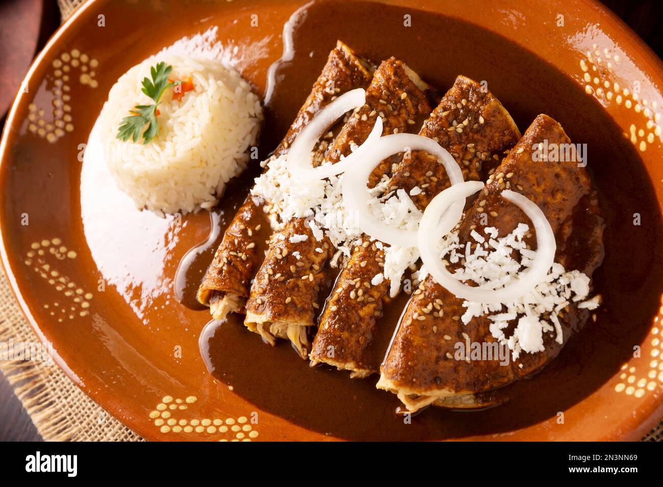 Enmoladas de pollo. También conocidas como mole poblano enchiladas, son
