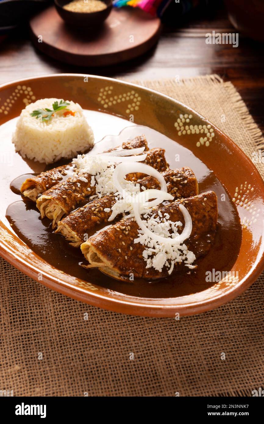 Enmoladas de pollo. También conocidas como mole poblano enchiladas, son